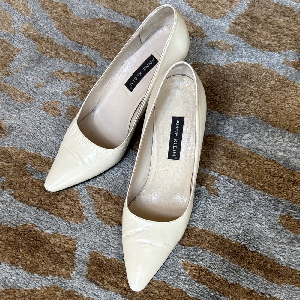 Anne Klein Cream Pointed Toe Italian Leather Heels Size 8M